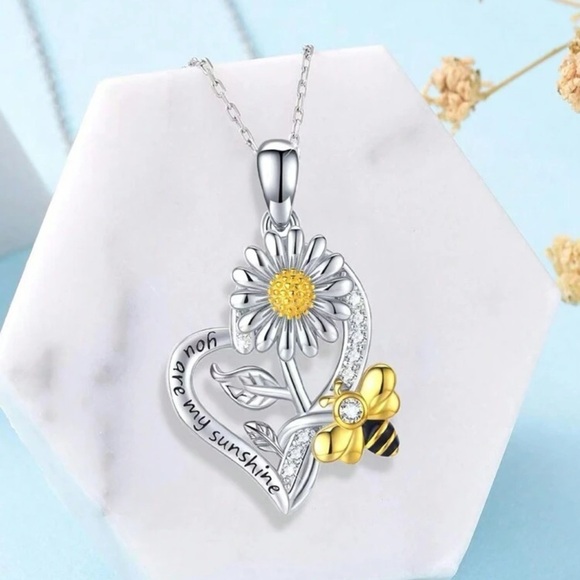 Jewelry - Sunflower and Bee Heart Pendant Necklace